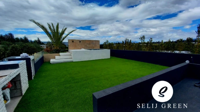 Césped sintético para exteriores y terrazas residenciales de alto tráfico. SELIJ GREEN