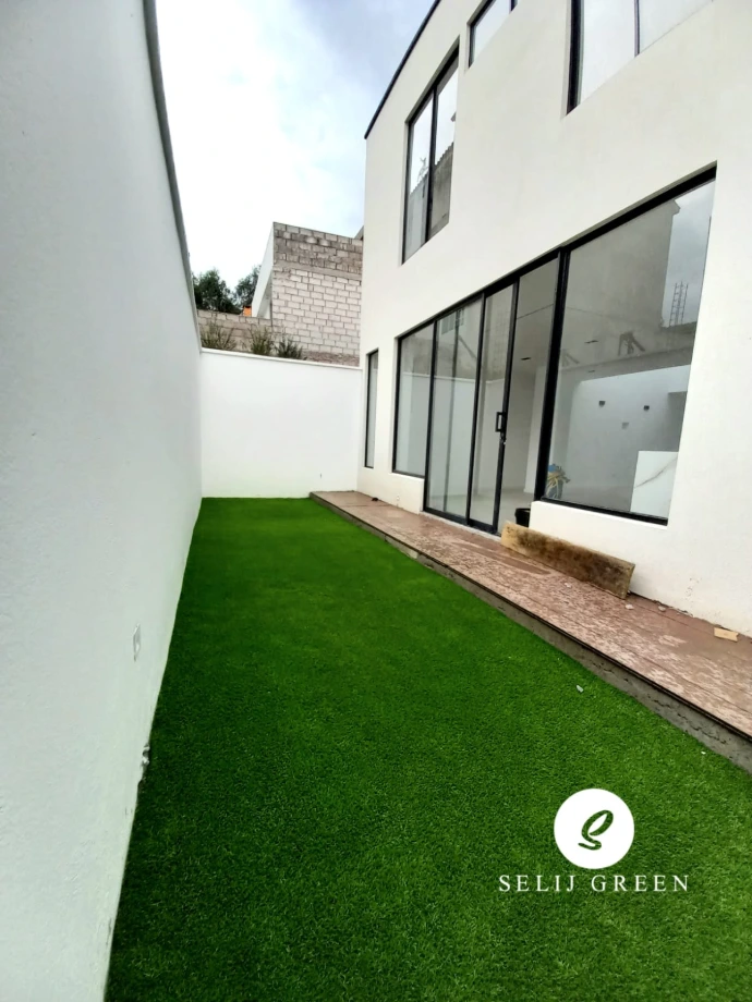 Instalación de césped sintético residencial en jardines modernos. SELIJ GREEN